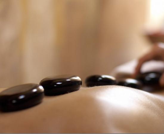 MASAJE PIEDRAS CALIENTES